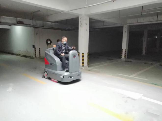 南通小区物业保洁不用人力改用驾驶式洗地机了